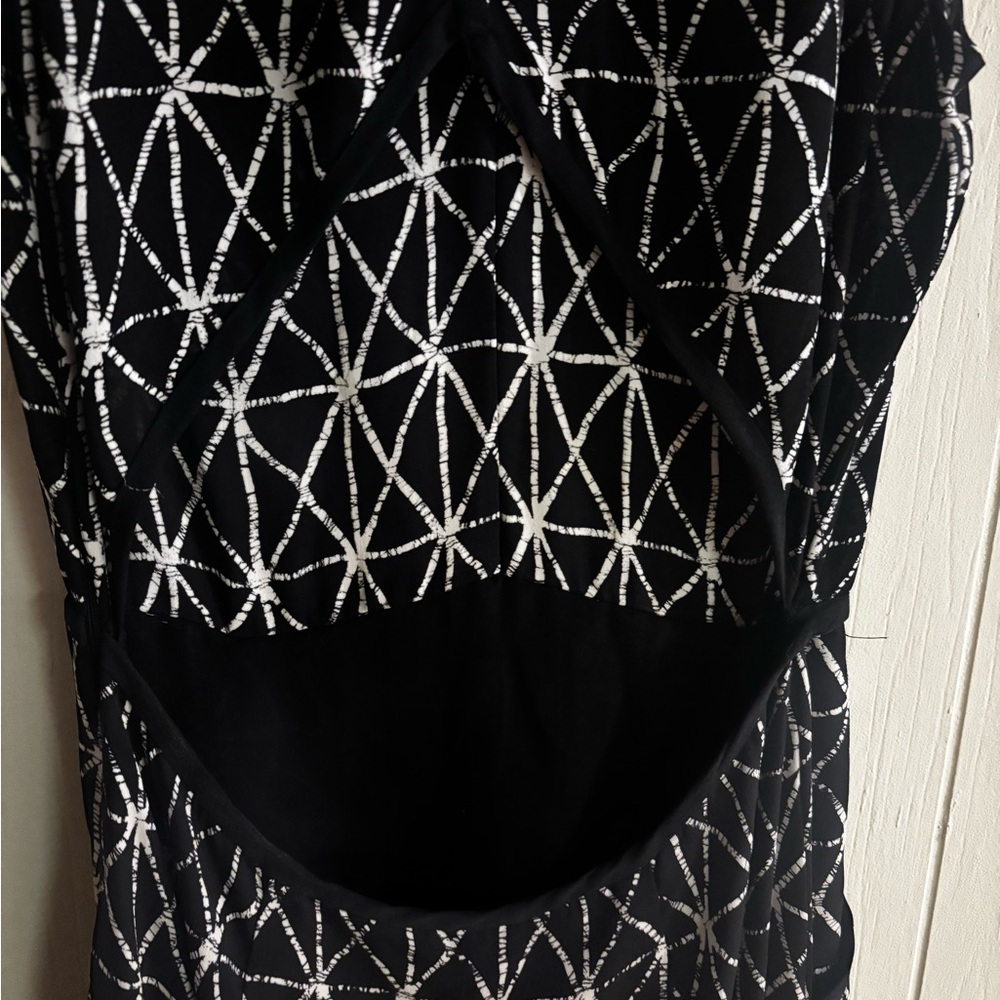 A.L.C. 0 - 2 silk geo maxi dress cutout back, two front pockets black and white - Picture 3 of 6